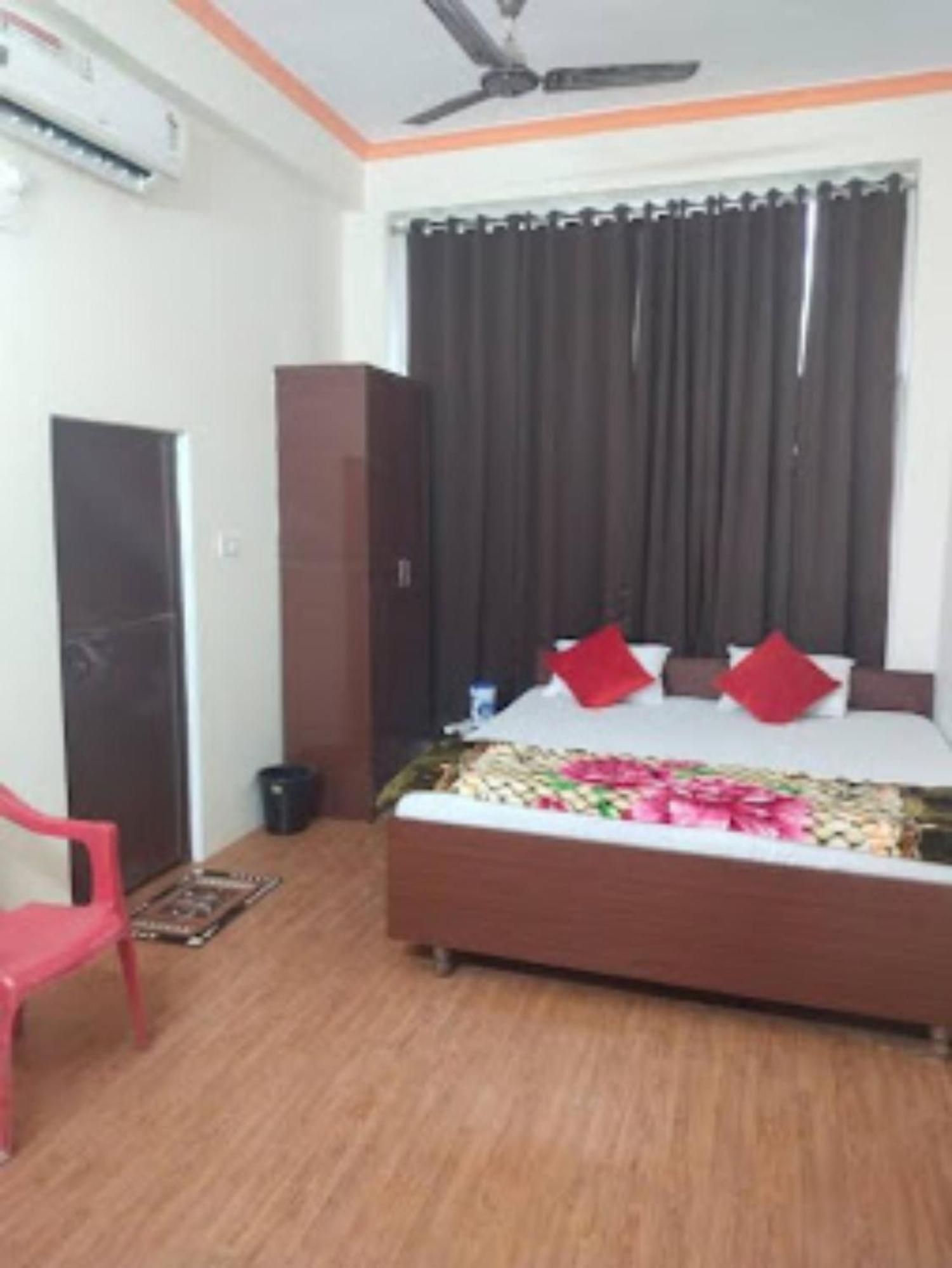 Goroomgo Varanasi Paradise Varanasi - Parking & Restaurant Available - Perfect Location And Comfortable Room Kültér fotó