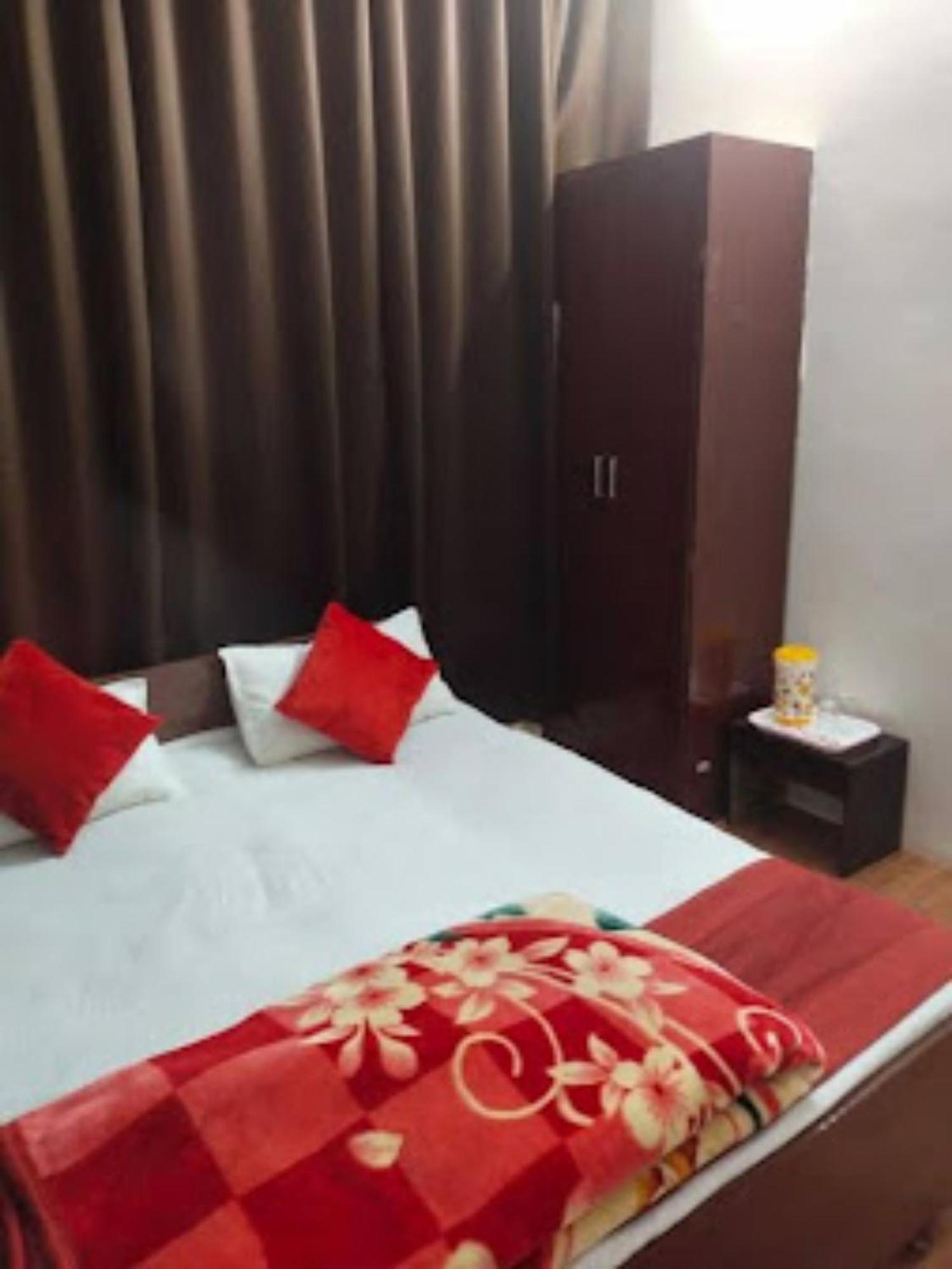 Goroomgo Varanasi Paradise Varanasi - Parking & Restaurant Available - Perfect Location And Comfortable Room Kültér fotó