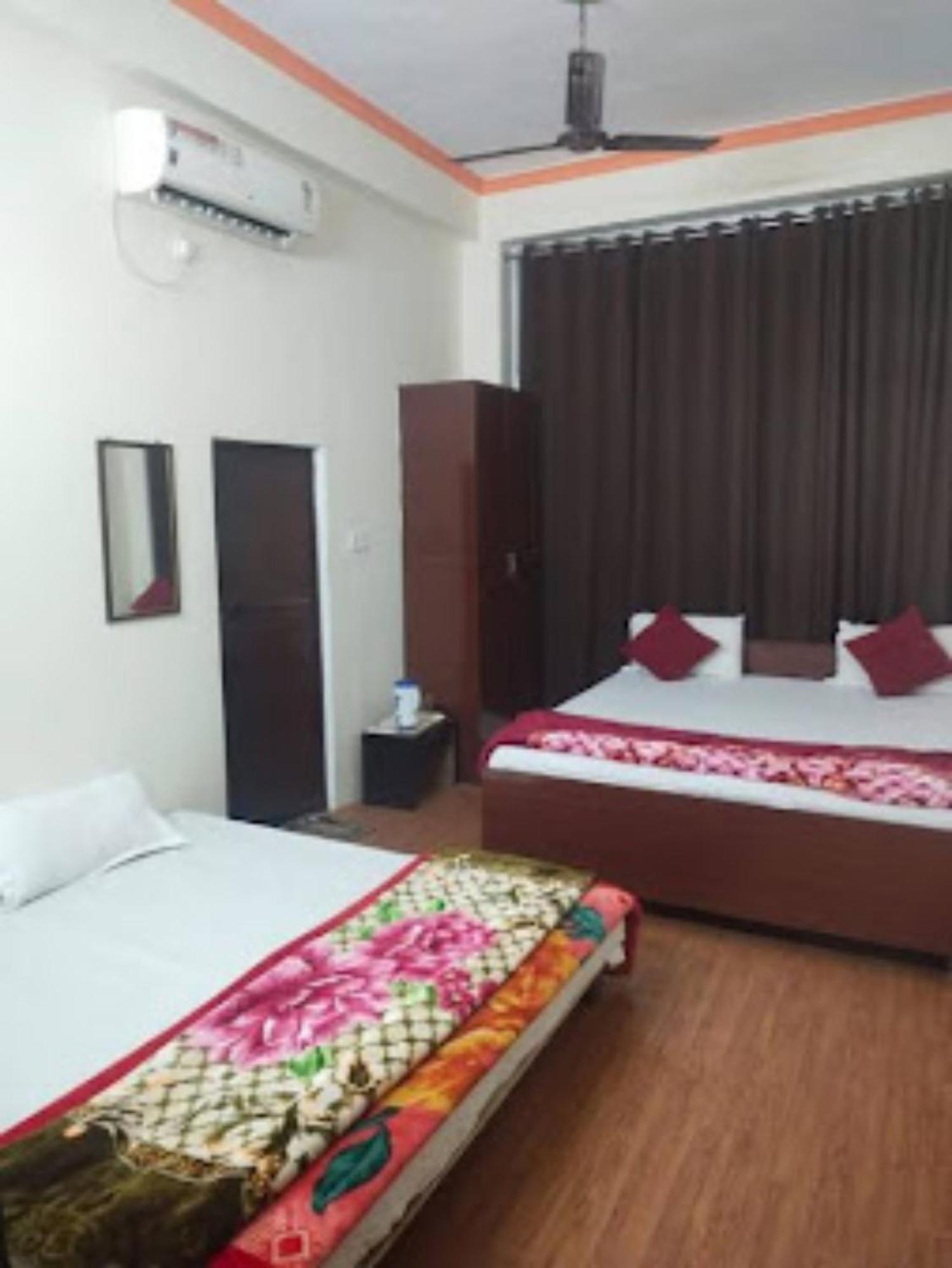 Goroomgo Varanasi Paradise Varanasi - Parking & Restaurant Available - Perfect Location And Comfortable Room Kültér fotó