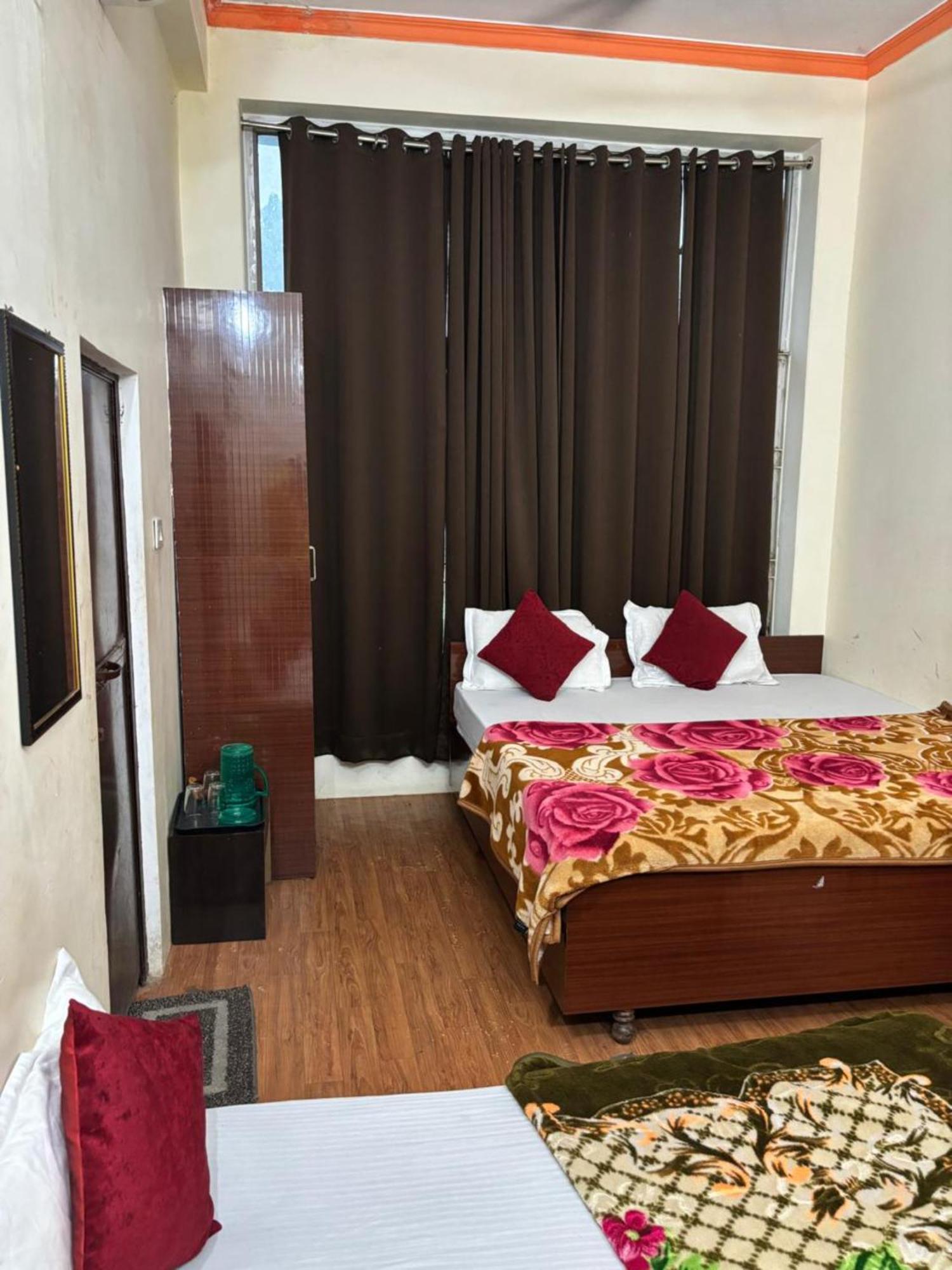 Goroomgo Varanasi Paradise Varanasi - Parking & Restaurant Available - Perfect Location And Comfortable Room Kültér fotó